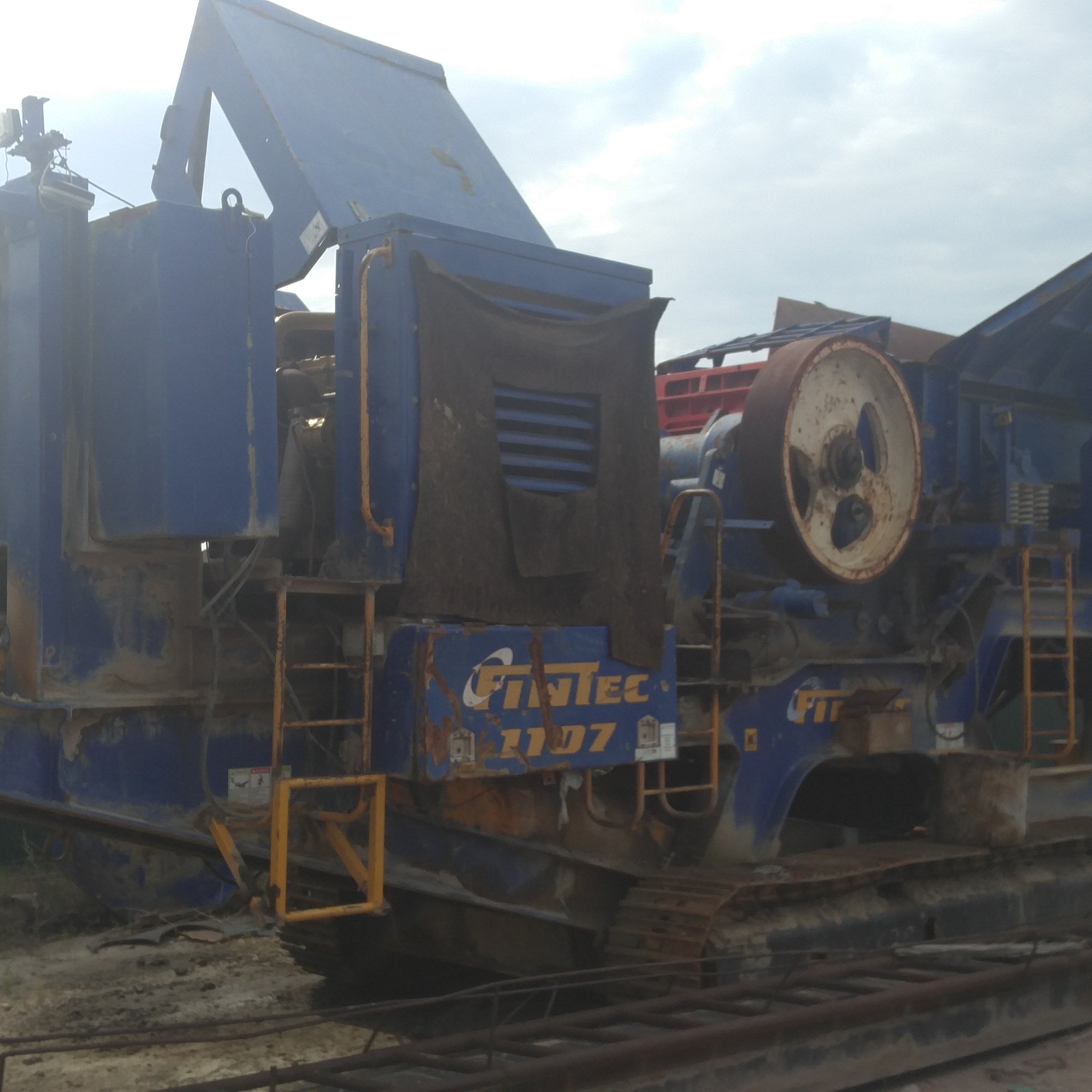 Мобильная дробилка FINTEC 1107 на гусеничном ходу.