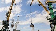 Тройной рекорд по погрузке щебня и песка установлен в Мурманском торговом порту