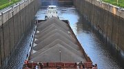 Перевозка щебня по воде становится популярнее жд поставок 