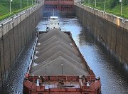 Перевозка щебня по воде становится популярнее жд поставок 